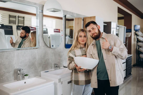 正のカップル選択洗面器でバスルーム家具店 — ストック写真