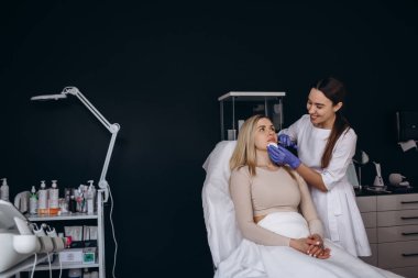 Dudak büyütme. Dudaklar için Güzellik Enjeksiyonu Alınan Kadın