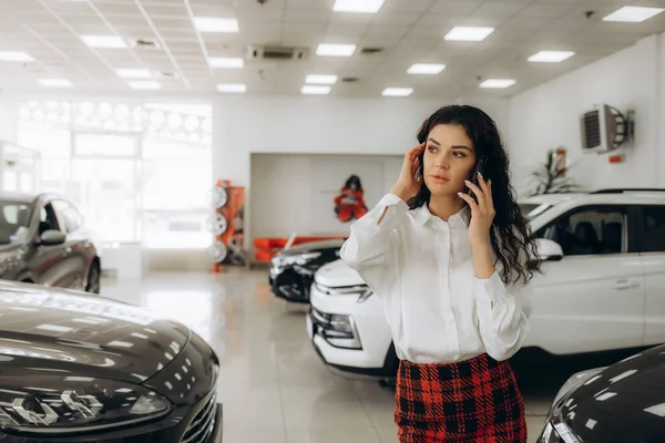 Mulher Negócios Falando Telefone Pelo Carro Showroom Carro — Fotografia de Stock