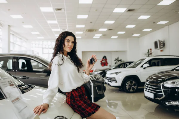 Mulher Morena Feliz Comprando Novo Carro Bonito Levantando Mão Com — Fotografia de Stock