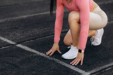 Koşu, ayakkabılar ve spor yapan bir kadın ya da kadın koşucuyla başla. Spor, egzersiz ya da antrenman için. Spor, koşu ve kardiyo bir sporcuyla müsabakaya hazırlanmak ya da dışarıda yarışmak