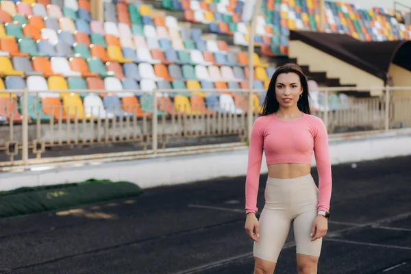 Bir Stadyumda Kadın Portresi Sporcu Spor Sporu Egzersiz Antrenman Koşudan — Stok fotoğraf