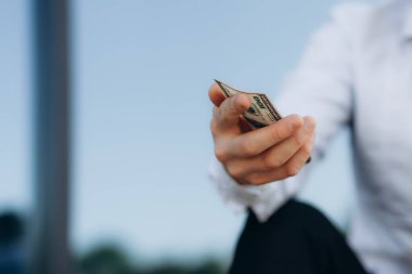 Adam bize para ve cüzdan veriyor..