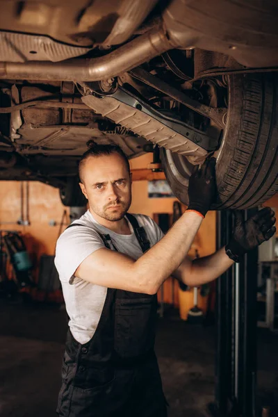 車を修理する整備士の肖像画 — ストック写真