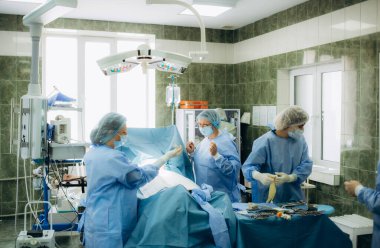Bir grup doktor sezaryen için hazırlanıyor..
