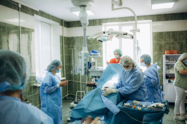 Bir grup doktor doğum için hazırlanıyor..