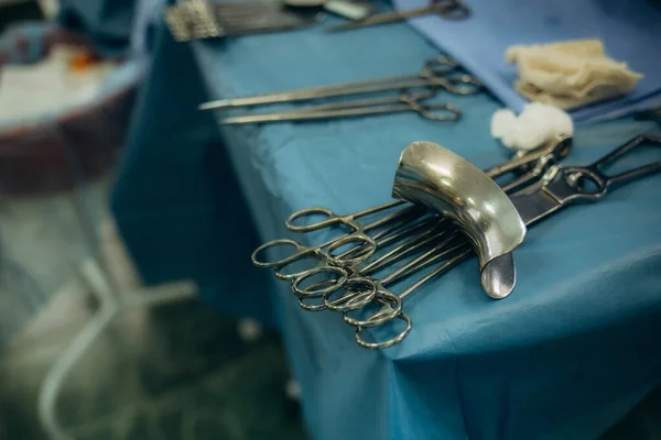 Ameliyat Sırasında Cerrahi Aletler Için Makas Makas Forseps Neşter Hazırlayın — Stok fotoğraf