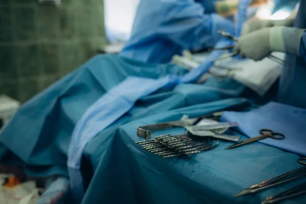 Cerrahi Tepside Cerrahi Kıskaçlar Tıbbi Ekipmanlar Tıbbi Masadaki Cerrahi Makas — Stok fotoğraf