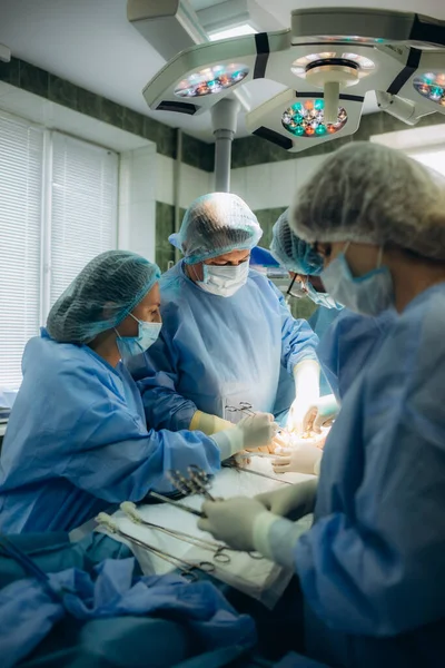 Ameliyat Ekibi Cerrahi Işlemi Gerçekleştirerek Cerrahi Kullanarak Gerçekleştirme Doktor Ekipman — Stok fotoğraf