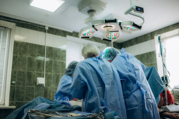 Equipe Chirurgicale Opératoire Dans Bloc Opératoire Moderne Equipe Médecins Concentrant — Photo