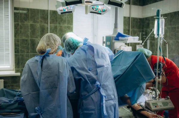 Ameliyat Ekibi Modern Işlemi Tiyatro Birlikte Bir Cerrahi Ameliyathane Sırasında — Stok fotoğraf