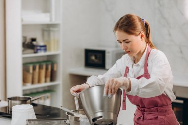 güzel genç Şef lezzetli tatlı dekorasyon.