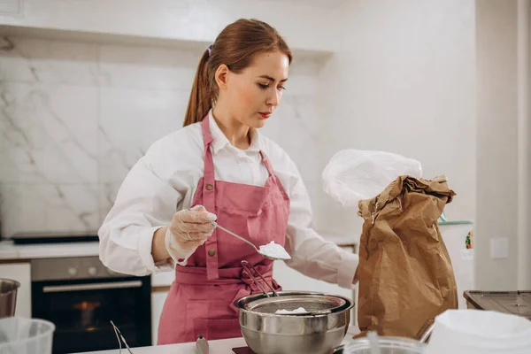Schöne Junge Frau Rosa Schürze Kocht Der Küche — Stockfoto