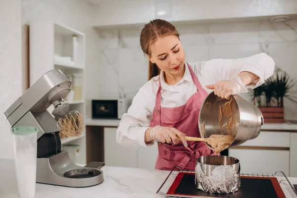 Piękna Młoda Kobieta Różowym Fartuchu Gotuje Kuchni — Zdjęcie stockowe