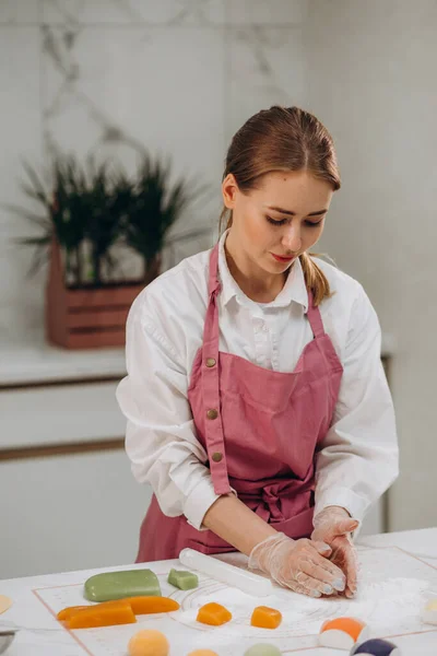 Konditorin Der Küche Bereitet Mochi Dessert — Stockfoto