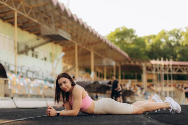 이시아인 여성은 운동을 공원에서 열심히 달리고 아침에 조깅을 자신의 건강을 — 스톡 사진