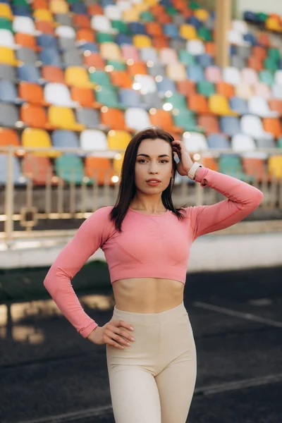 Ung Sportig Argentinsk Etnicitet Latinamerikansk Kvinna Står Löpbanan Händerna Midjan — Stockfoto
