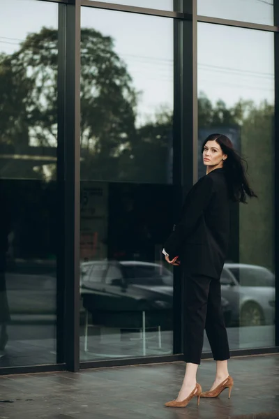 Siyah Takım Elbiseli Genç Bir Kadın Kahve Içer Sokakta Dizüstü — Stok fotoğraf