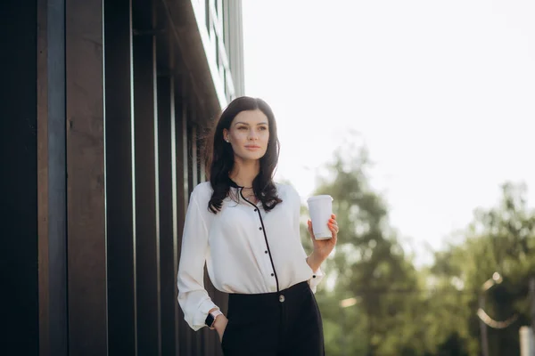 사무실 근처에서 커피걷기를 사업가가 마시는 Portrait Success Business Woman Holding — 스톡 사진