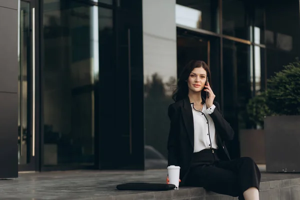 Atractiva Joven Mujer Negocios Traje Blanco Hablando Teléfono Pie Cerca —  Fotos de Stock