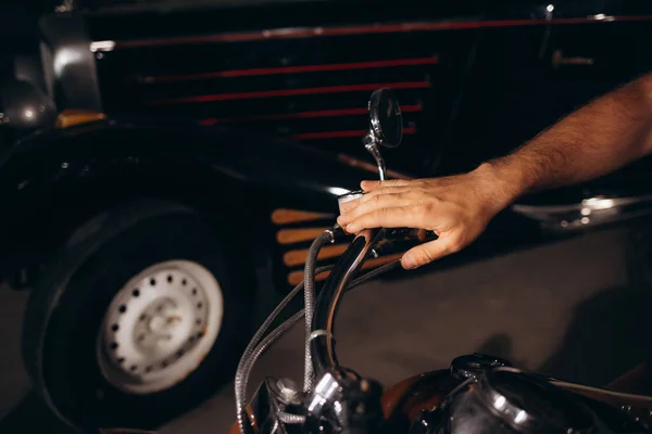 男子的手放在复古摩托车的方向盘上 — 图库照片