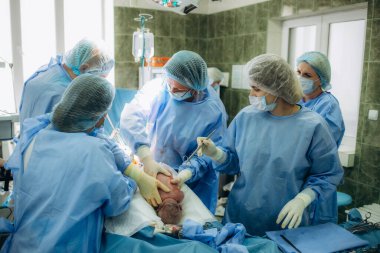 Sezaryenle doğum sırasında bir grup doktor