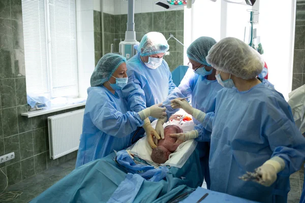 Eine Gruppe Von Ärzten Bei Kaiserschnittgeburten — Stockfoto