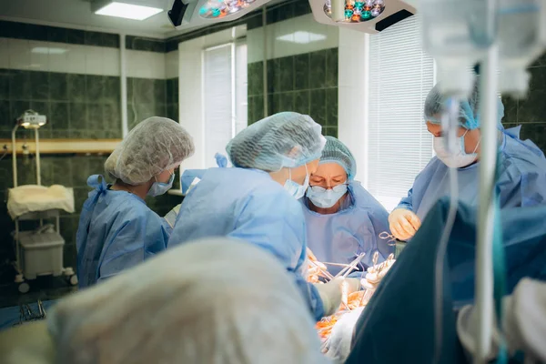Sezaryenle Doğum Sırasında Bir Grup Doktor — Stok fotoğraf