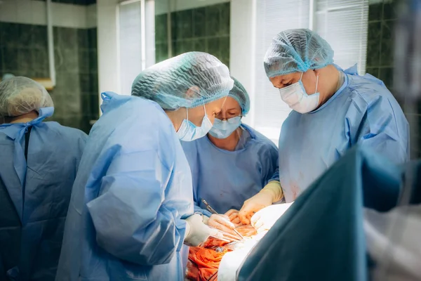 Ameliyathanede Bir Cerrah Bir Hastayı Diker — Stok fotoğraf