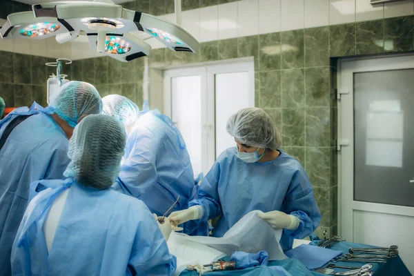 Hasta Acil Servisinde Doğum Sırasında Karın Bölgesi Sezaryen Bölümünde Doktor — Stok fotoğraf