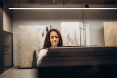 Mutfağı için yer bakkalından yeni fayanslar almak isteyen neşeli bir Latin kadının portresi..