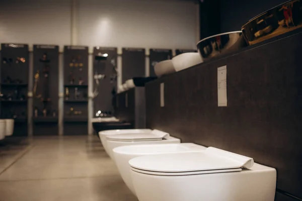 Ukázky Moderního Sanitárního Náčiní Toaletu Nový Moderní Záchod Instalatérské Dílně — Stock fotografie