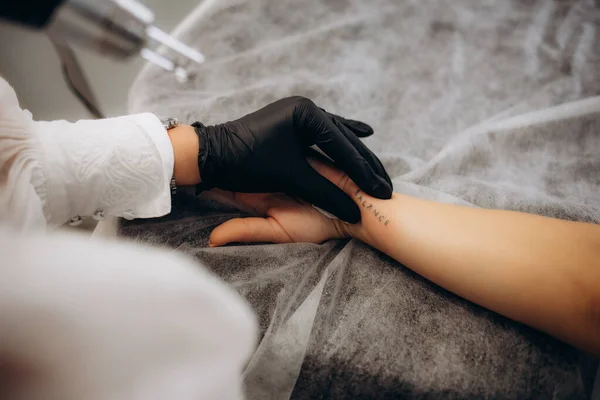 Красавчик Использует Лазерное Устройство Удалить Нежелательную Татуировку Женской Руки Концепция — стоковое фото
