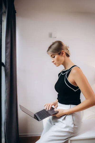 Молода Жінка Стоїть Столом Відкритим Ноутбуком — стокове фото