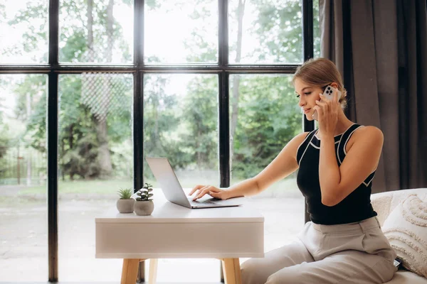 Happy Woman Using Mobile Phone Laptops Work Confident Business Woman — Stockfoto