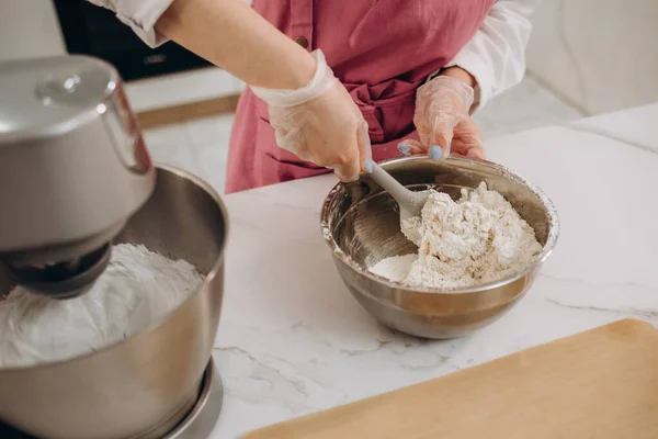 ホームビジネス フリーランス 人と趣味のコンセプト 若い女性のペストリーシェフがクリームを混ぜ タブレット上のレシピを見ています 現代料理 — ストック写真