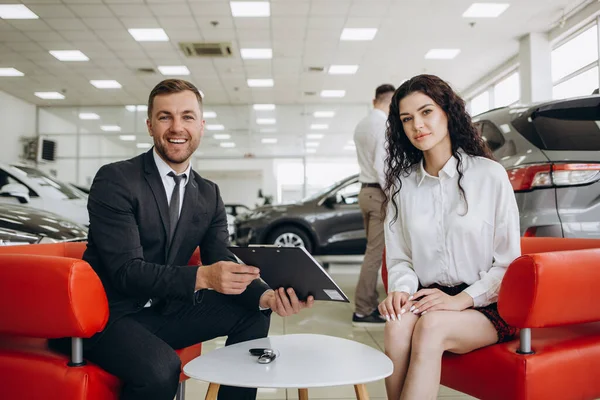 Yeni Arabanın Direksiyonunda Oturan Mutlu Beyaz Kadın Müşteri Kadın Müşteri — Stok fotoğraf