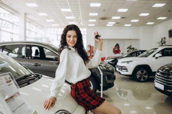 Vendedor Carro Profissional Posando Orgulhosamente Showroom Automático Sorrindo Para Câmera — Fotografia de Stock