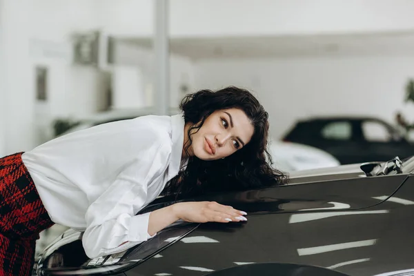 Mladá Žena Objímající Auto Autosalonu — Stock fotografie