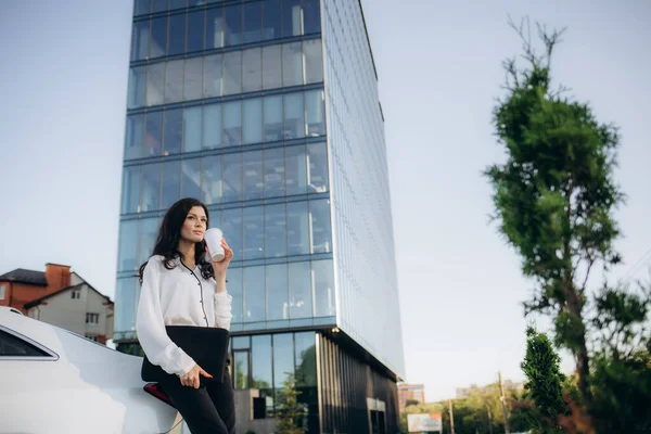 Σοβαρός Επιχειρηματίας Γυναίκα Στέκεται Κοντά Ένα Αυτοκίνητο Πίνοντας Καφέ Έξω — Φωτογραφία Αρχείου