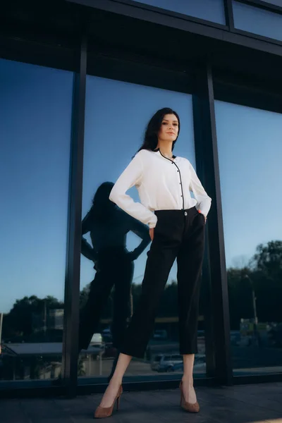 Επιχειρηματίας Γυναίκα Μακριά Μαλλιά Ντυμένος Μαύρο Σακάκι Στέκεται Έξω Κοντά — Φωτογραφία Αρχείου
