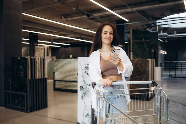 Eine Frau Mit Einem Einkaufswagen Baumarkt — Stockfoto
