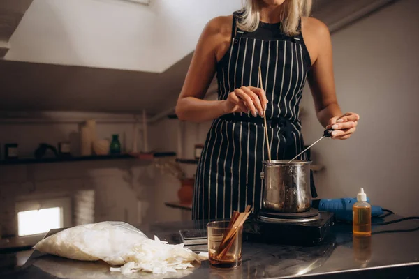 Женщина Измеряет Температуру Расплавленного Воска Кухне Крупным Планом Делать Домашние — стоковое фото