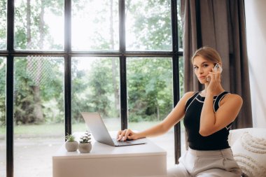 Ciddi başarılı iş kadını telefonla danışmanlık, ofis, kopya alanı onun çalışma evinde oturan iş başında.