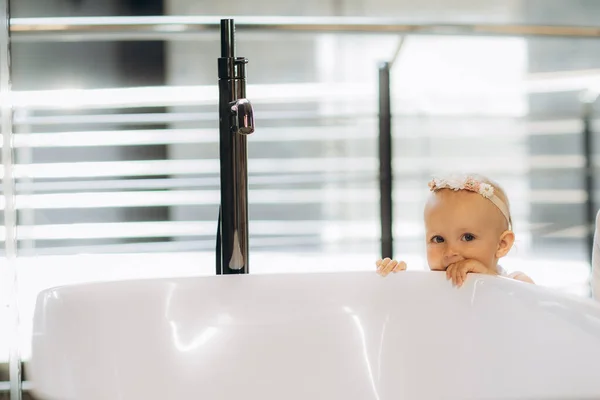 Mutter Und Tochter Entscheiden Sich Für Eine Badewanne Sanitärgeschäft — Stockfoto