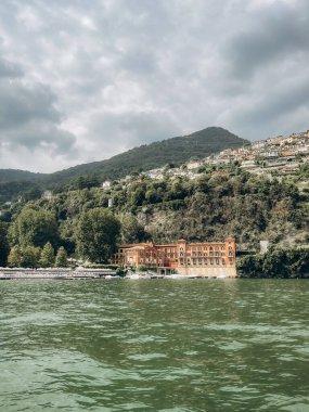 İtalya 'nın Como Gölü kıyısındaki evler.