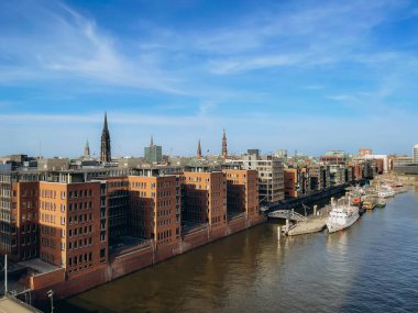 Hamburg, Almanya. Gün batımında Hamburg siluetinin panoramik şehir manzarası. Yüksek kalite fotoğraf