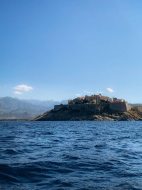 Uçan İHA 'nın görüntüsü. Port de Girolata 'nın parlak öğleden sonra manzarası. Arabayla gidemeyeceğiniz bir yer. Korsika adası, Fransa, Avrupa 'nın nefes kesici yaz manzarası. Güzel Akdeniz deniz manzarası. Yüksek kalite fotoğraf