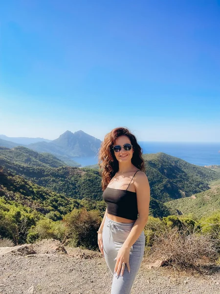 Piękna Kobieta Patrząca Góry Korsyki Francji Wysokiej Jakości Zdjęcie — Zdjęcie stockowe