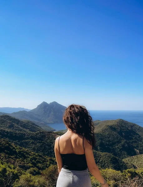 Hermosa Mujer Mirando Las Montañas Córcega Francia Foto Alta Calidad — Foto de Stock